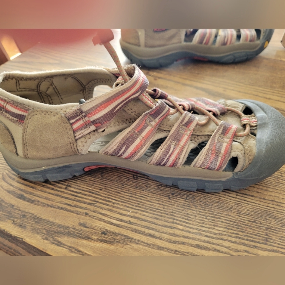 ￼Keen closed toe waterproof Newport H2 sandal in size 5 Big Kid